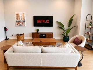 Rooftop Reverie Prime Location - Modern-Sleeps 6 - 5