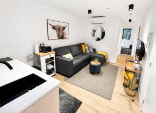 Stylish Brand New Apartment - 7 Minute walk to Town - 9