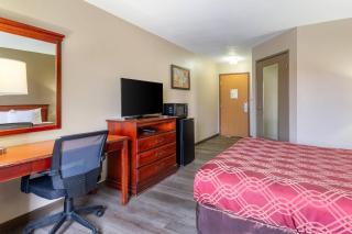 Econo Lodge Inn & Suites Dickson - 1