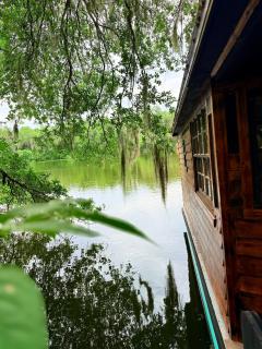 Secret Cove Cabin Boat Riverfront Retreat - 7