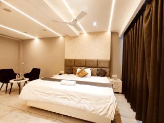 HOTEL WHITE ROCK - All Luxury Rooms By SKY Hotels - 8