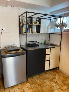 kleine Stube, ein Zimmer mit Bad und kleiner Küchenzeile - 1