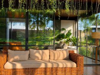 Digital Nomads! Couples! Modern Explorers! A Fresh LuxXe Hideaway in Prime Canggu for 10 - 4