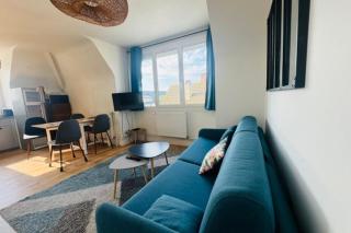 Bright apartment near the beach and casino - 9