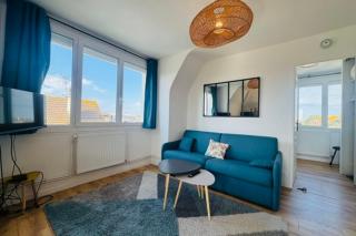 Bright apartment near the beach and casino - 7