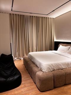 Apartment with a living room and an elegant bedroom - 1