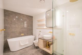 Clear Water Serenade Lv 50 plus Skyhome at Ocean Meriton - Apartment - 3