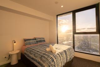 Clear Water Serenade Lv 50 plus Skyhome at Ocean Meriton - Apartment - 7