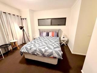 Luxury 4BR 4Bath Home Style Space Comfort EV - 3