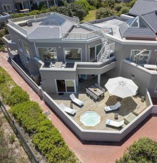 PINGU Beachhouse - Beachfront Villa in Hout Bay - 8