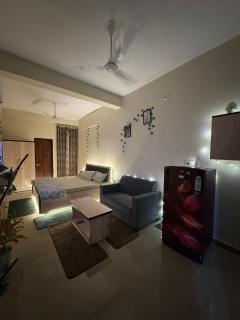 AAPNO Ghar Cozy King Studio Balcony - 5