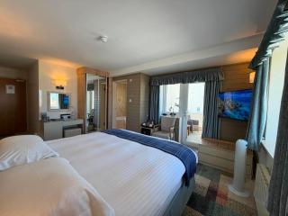 Cobo Bay Hotel - 8