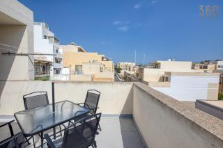 Spacious Maisonette with Terrace and Balconies, Marsaskala - 5