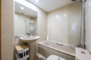 Amazing Stay in Madrid with Pool & Parking - 7