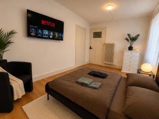 Cozy Modern Room in shared flat with Netflix, WiFi and Self Check-in - 3