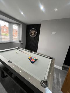 Droversdale Delux hottub and pool table - 8