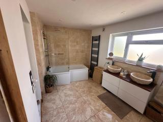 Family sanctuary hot tub parking sleeps 6 near beach - 3
