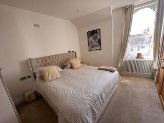Family sanctuary hot tub parking sleeps 6 near beach - 7