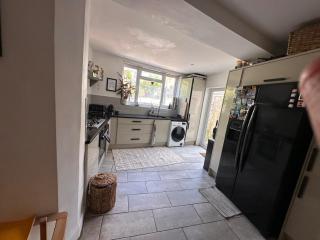 Family sanctuary hot tub parking sleeps 6 near beach - 1