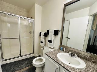 Spacious Downtown 2 Bedroom Corporate Suite - 2
