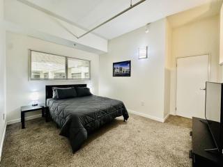 Spacious Downtown 2 Bedroom Corporate Suite - 1