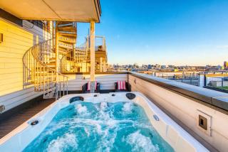 Luxury Retreat: Rooftop Hot Tub Double Deck & Game Room - 9