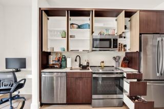 Cozy 1BR OTR Suite Pool, Gym & City Views - 3