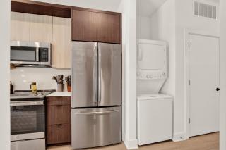 Cozy 1BR OTR Suite Pool, Gym & City Views - 2