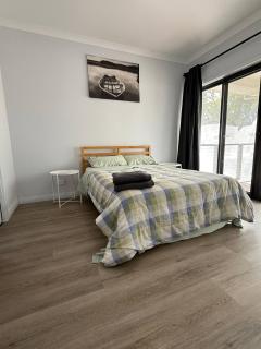 Golden Cliff Retreat Modern Riverside Escape - 7
