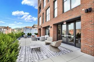 OTR Queen Suite Pool, Gym & Rooftop - 2