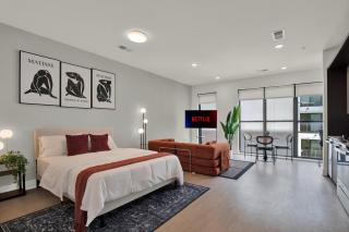 OTR Queen Suite Pool, Gym & Rooftop - 9