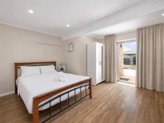 Private Sunnybank Studio, Parking, Great Location - 9