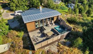 Modern Cabin with Jacuzzi and Stunning Sea View - 0