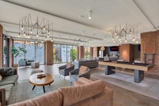 Modern 1BR CIN Suite Pool, Gym - 0