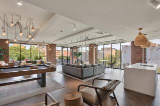 Modern 1BR CIN Suite Pool, Gym - 3