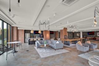 Modern 1BR CIN Suite Pool, Gym - 4