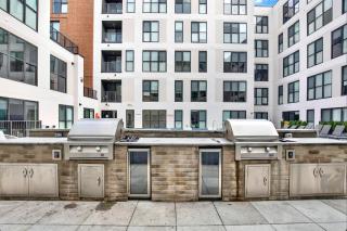 Modern 1BR CIN Suite Pool, Gym - 1