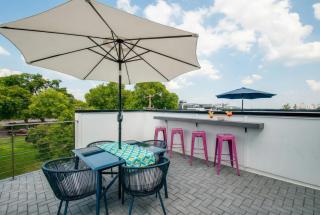 King & Queen 2 Homes - 24 Beds City Views - 3