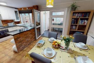 Quiet 2 Bed Backing Onto Woodland with Parking - 8