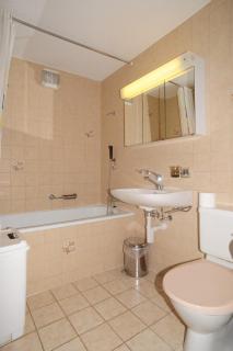 Quiet and sunny 2-room apartment with balcony - 8