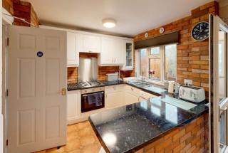 Quiet 2 Bed Backing Onto Woodland with Parking - 5