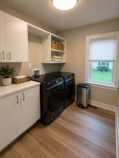 Fort Wayne Retreat Spacious • Sleeps 4 - 1