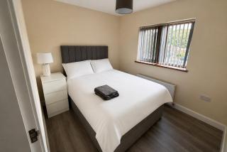 Spacious 4BR Home , Sleeps up to 9 , Parking & WiFi - 2