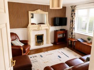 Quiet 2 Bed Backing Onto Woodland with Parking - 0