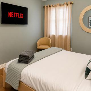 Bridgeport Bungalow Sleeps 4 - 8