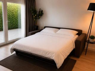 Private Design Apartment w Garden & Parking - 9