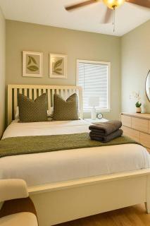 Bridgeport Bungalow Sleeps 4 - 5