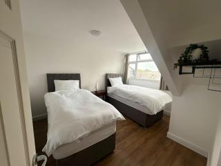 Newcastle City 3-Bed Apartment - 4