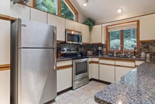 Split Rock Classic Chalet – Game Room & Family Friendly - 5