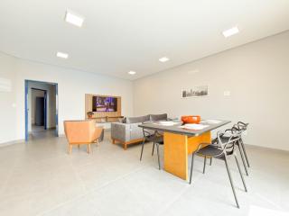 Apê no centro, 2 qtos, 2 banh, 3 camas, ar, 1 vaga - 5